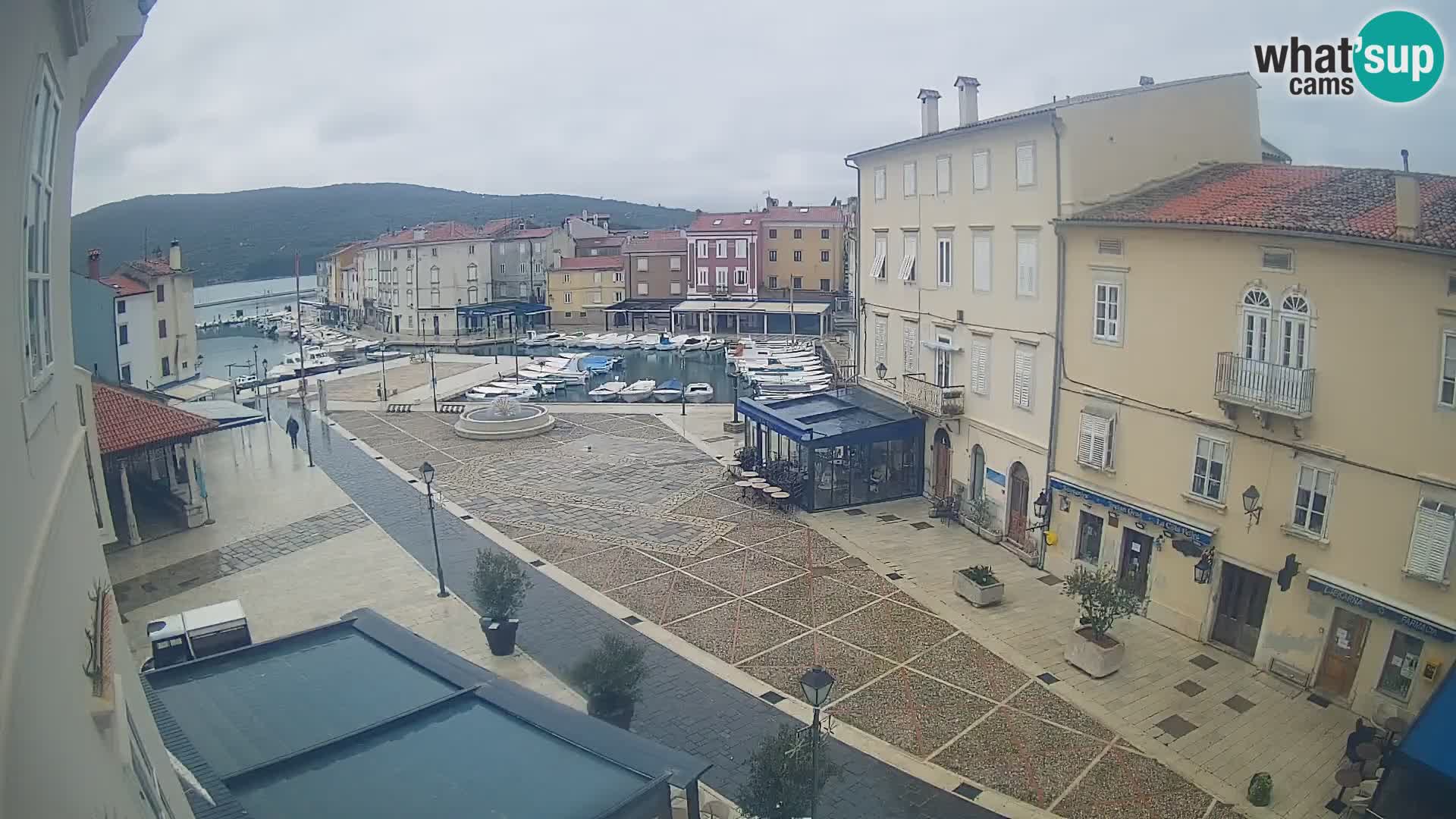 Cámara en vivo ciudad de Cres – plaza principal y “mandrač” – isla de Cres – Croacia