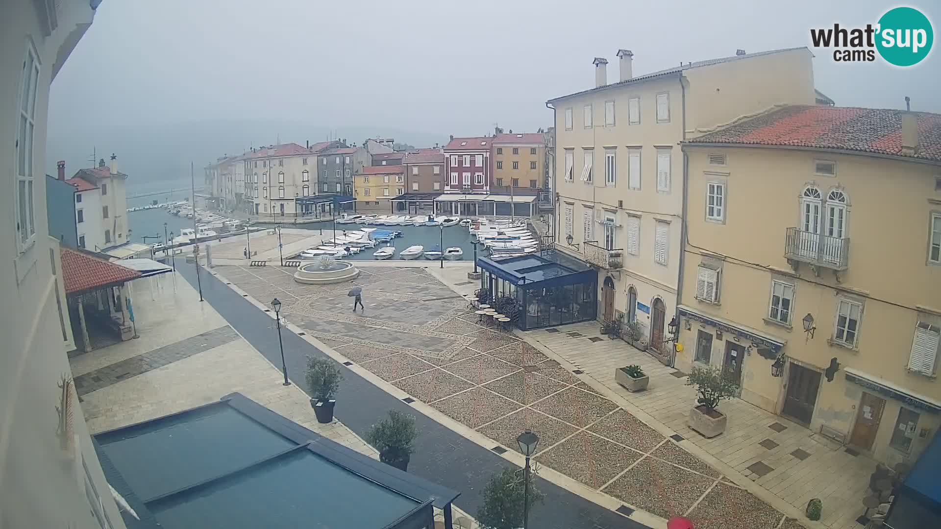 V ŽIVO spletna kamera Cres mesto – glavni trg in “mandrač” – otok Cres – Hrvaška