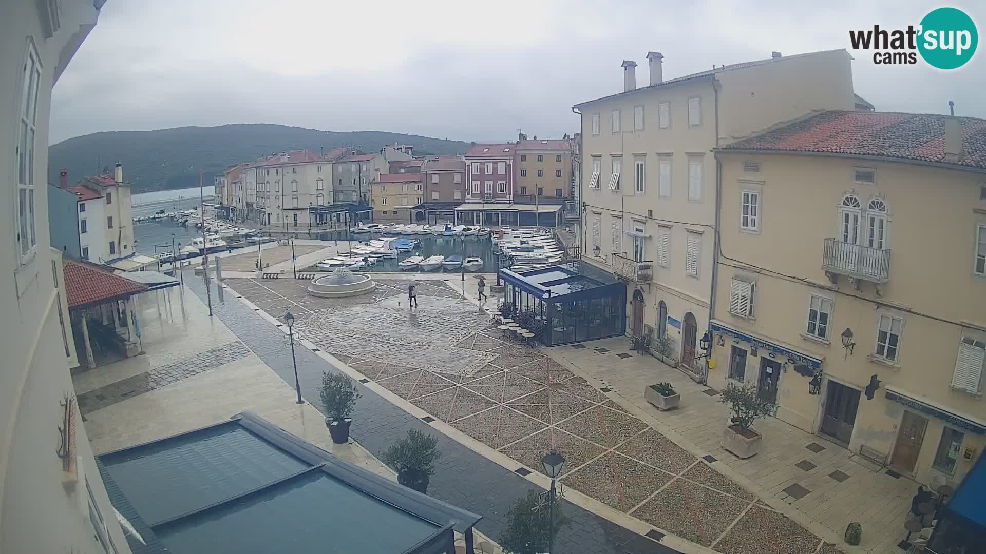 Web kamera Grad Cres – glavni trg i “mandrač” – otok Cres