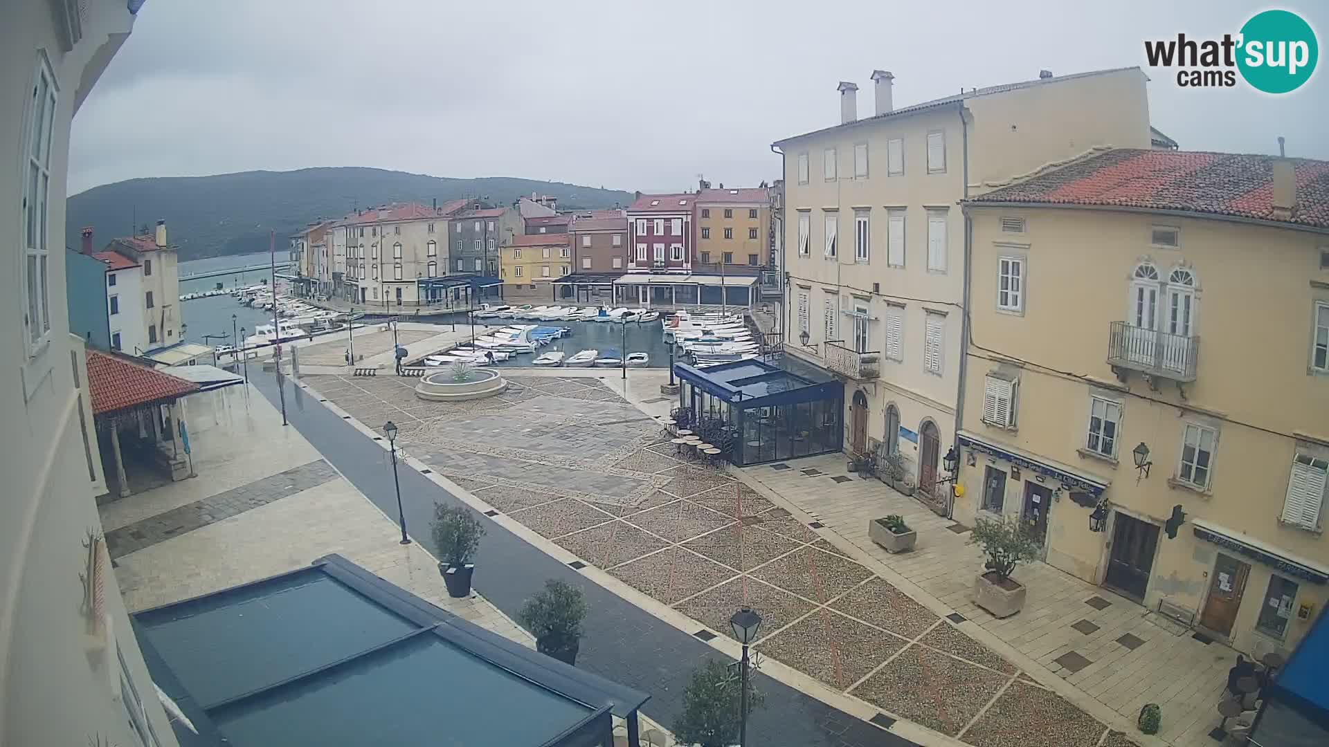 V ŽIVO spletna kamera Cres mesto – glavni trg in “mandrač” – otok Cres – Hrvaška