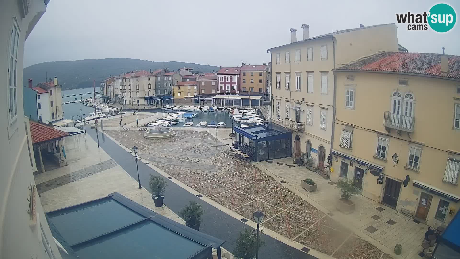 Web kamera Grad Cres – glavni trg i “mandrač” – otok Cres