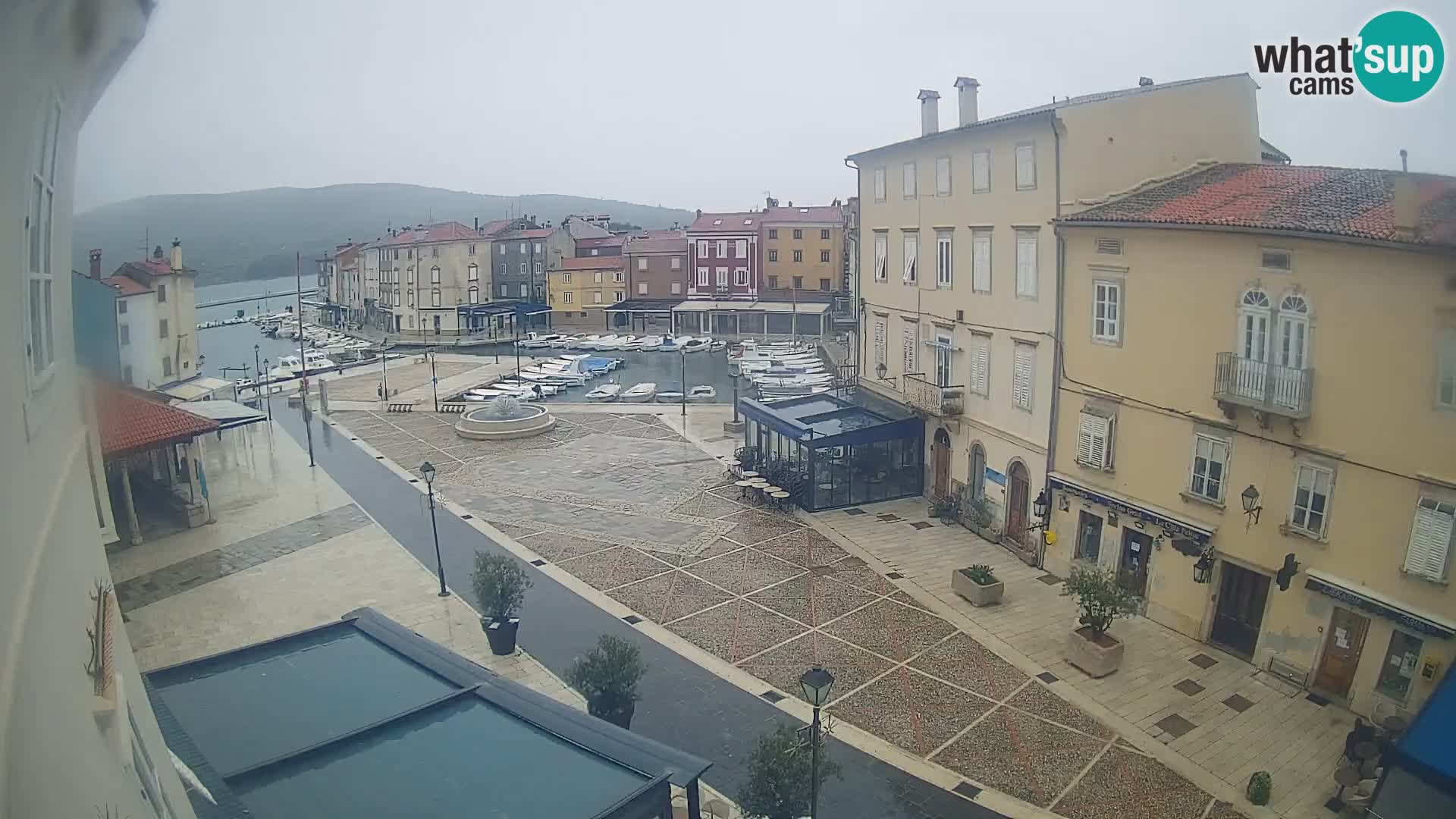 V ŽIVO spletna kamera Cres mesto – glavni trg in “mandrač” – otok Cres – Hrvaška