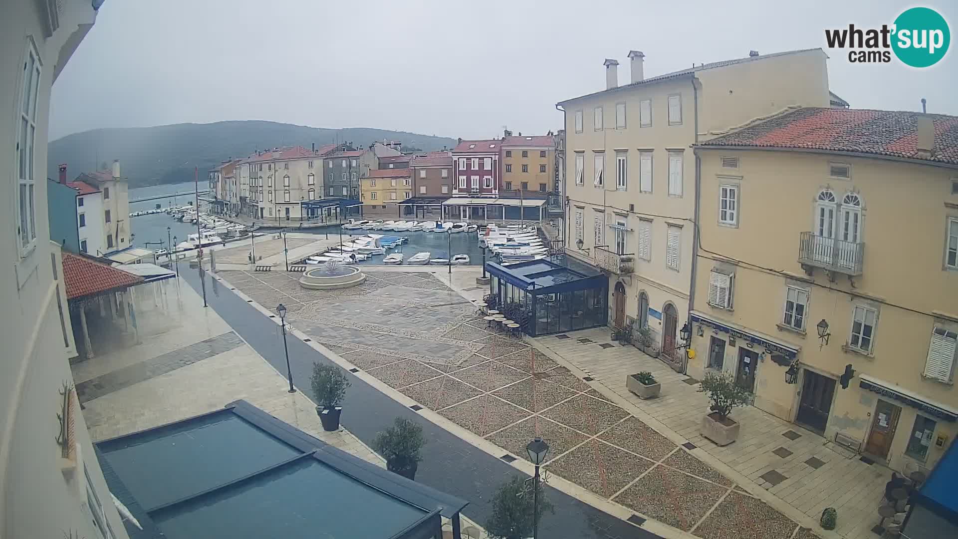 V ŽIVO spletna kamera Cres mesto – glavni trg in “mandrač” – otok Cres – Hrvaška