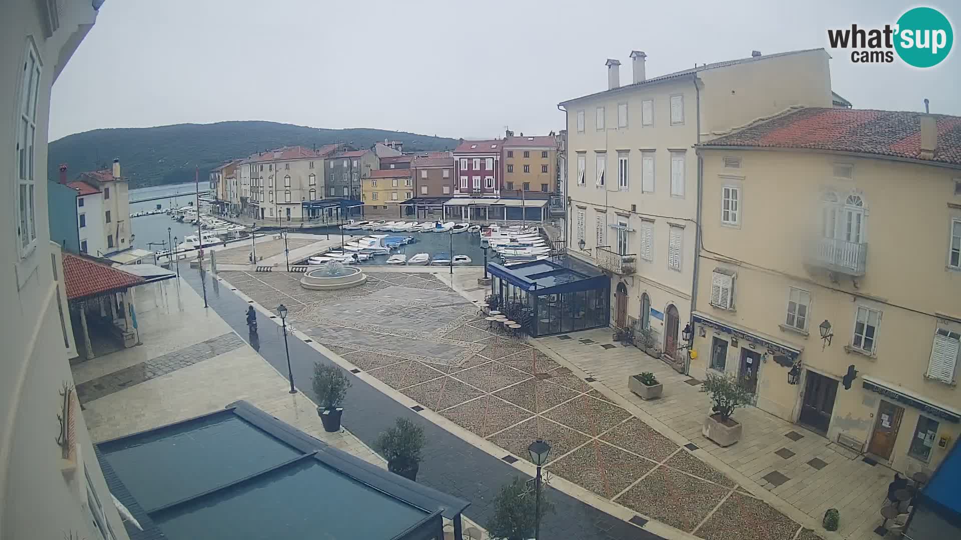 V ŽIVO spletna kamera Cres mesto – glavni trg in “mandrač” – otok Cres – Hrvaška