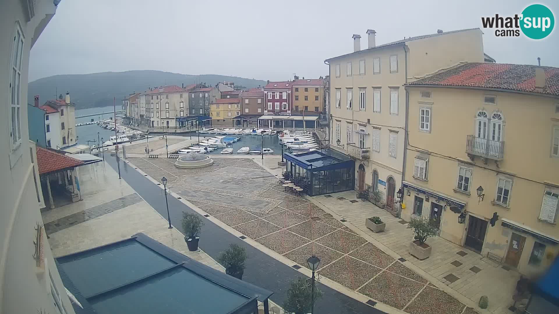 Cámara en vivo ciudad de Cres – plaza principal y “mandrač” – isla de Cres – Croacia