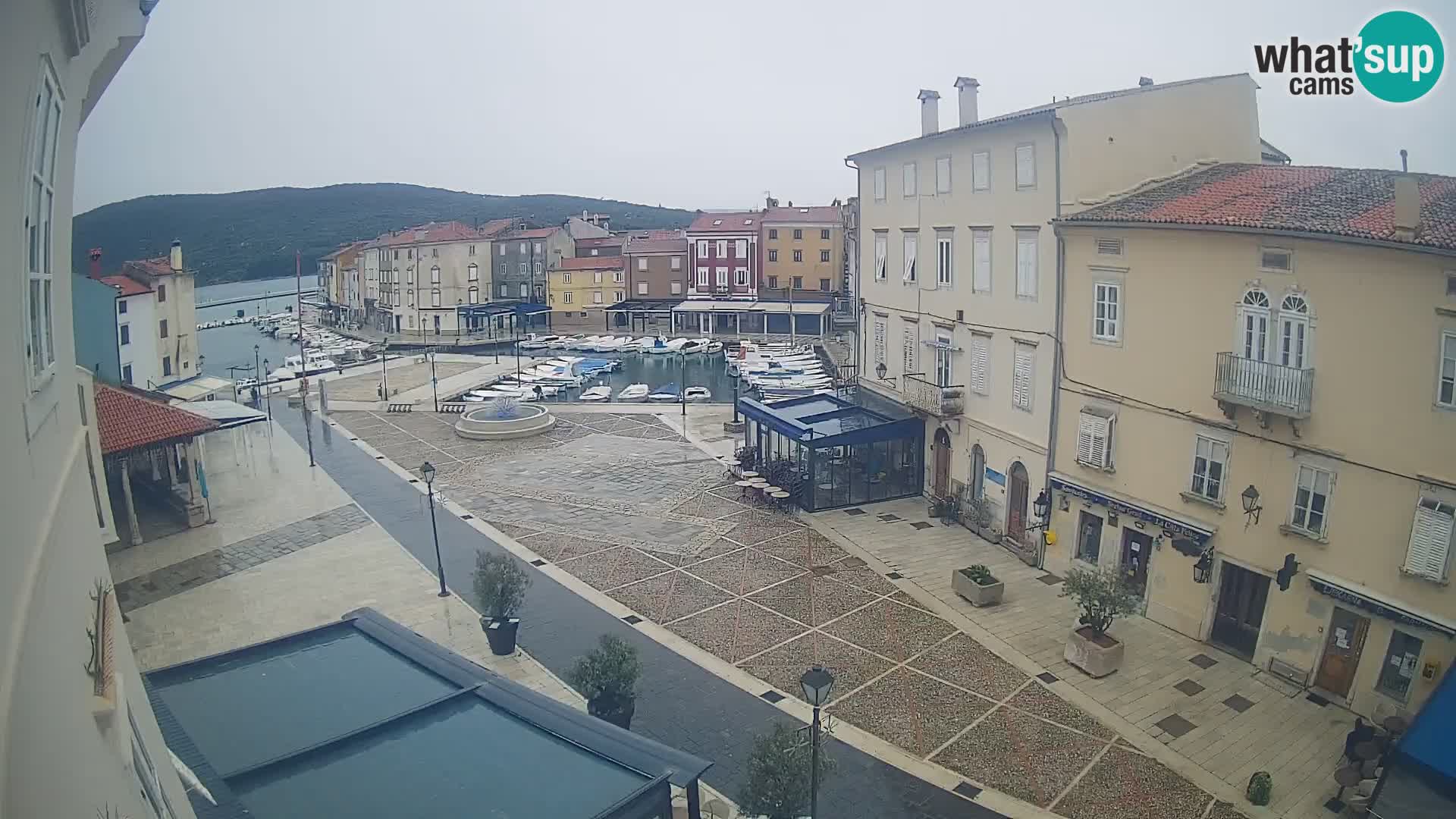 Cámara en vivo ciudad de Cres – plaza principal y “mandrač” – isla de Cres – Croacia