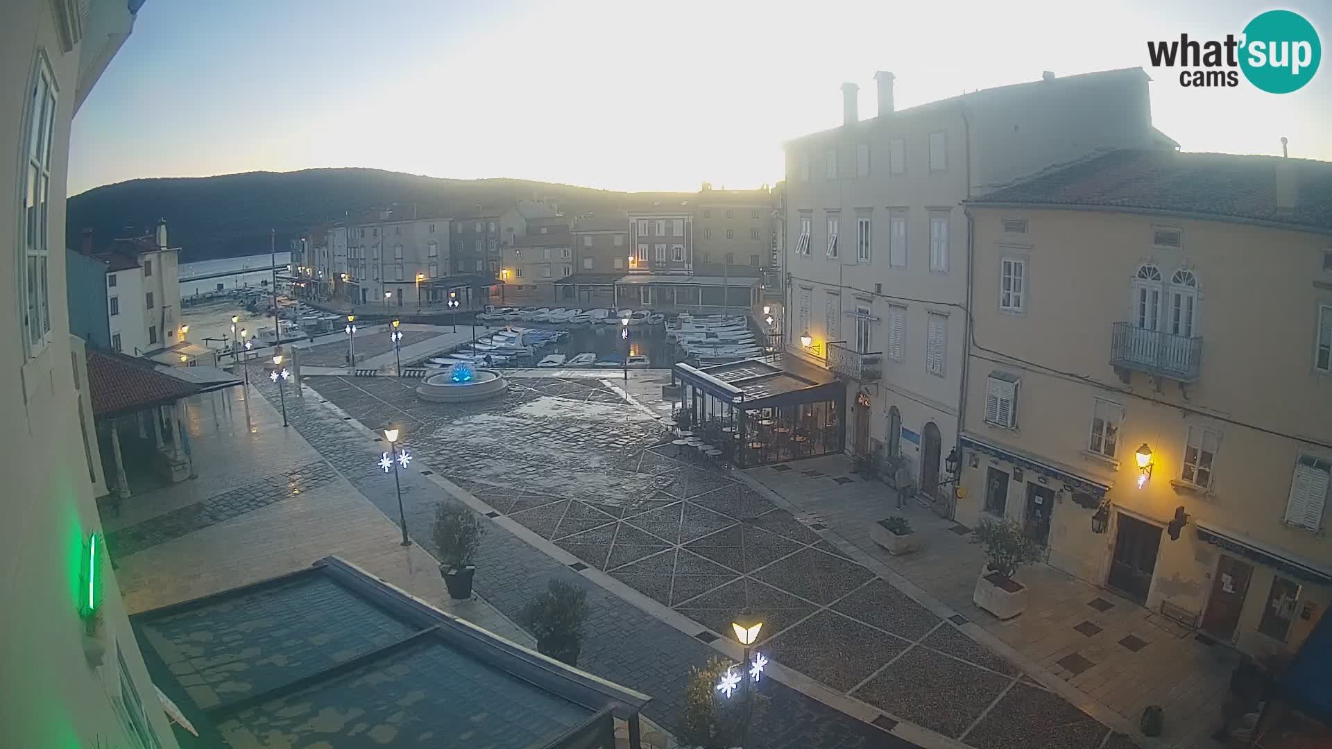 LIVE cam Cres Stadt – Hauptplatz und “mandrač” – Cres Insel – Kroatien