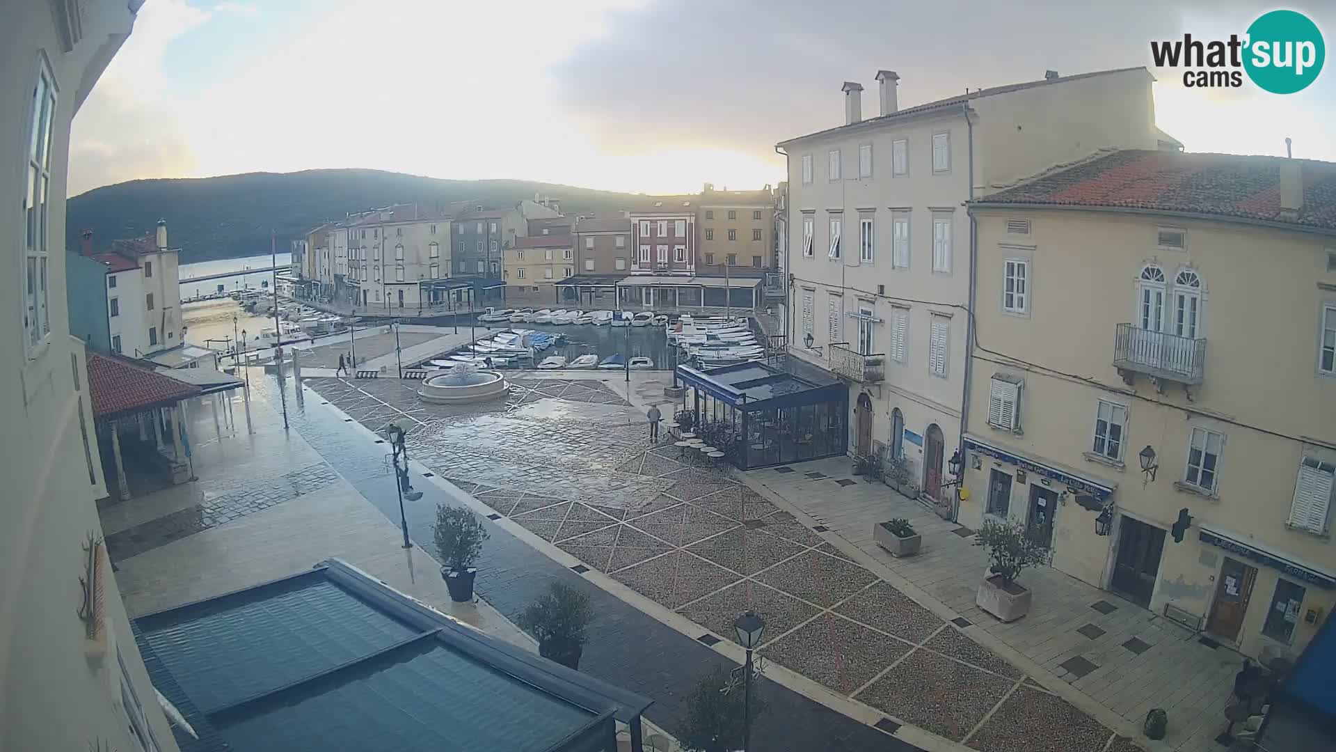 LIVE cam Cres Stadt – Hauptplatz und “mandrač” – Cres Insel – Kroatien