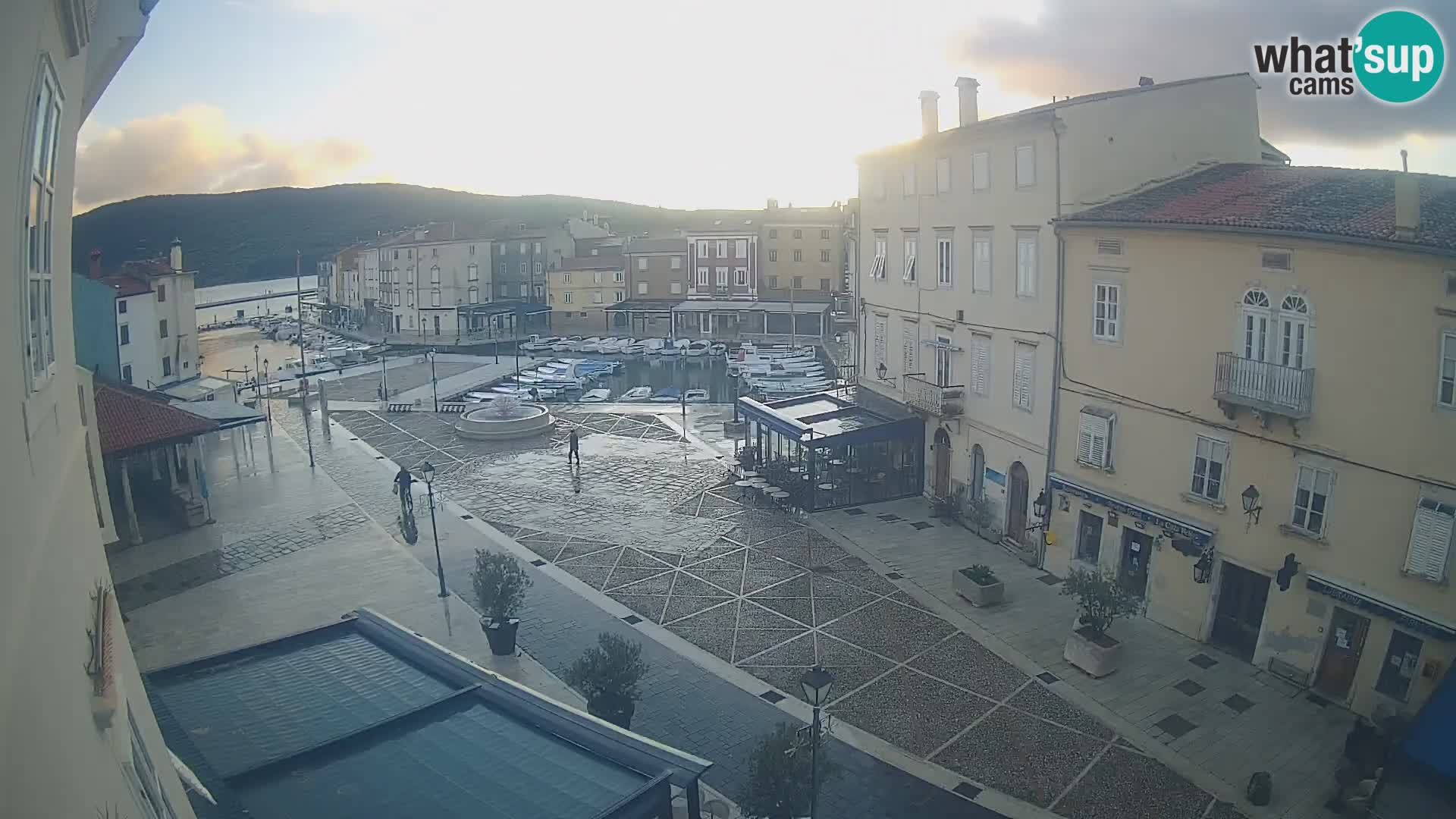 LIVE cam Cres città – piazza principale e “mandrač” – isola di Cherso – Croazia