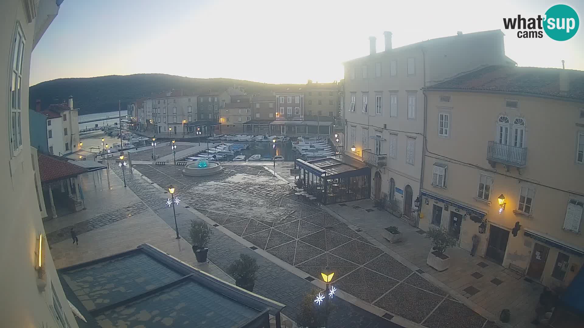 LIVE cam Cres città – piazza principale e “mandrač” – isola di Cherso – Croazia