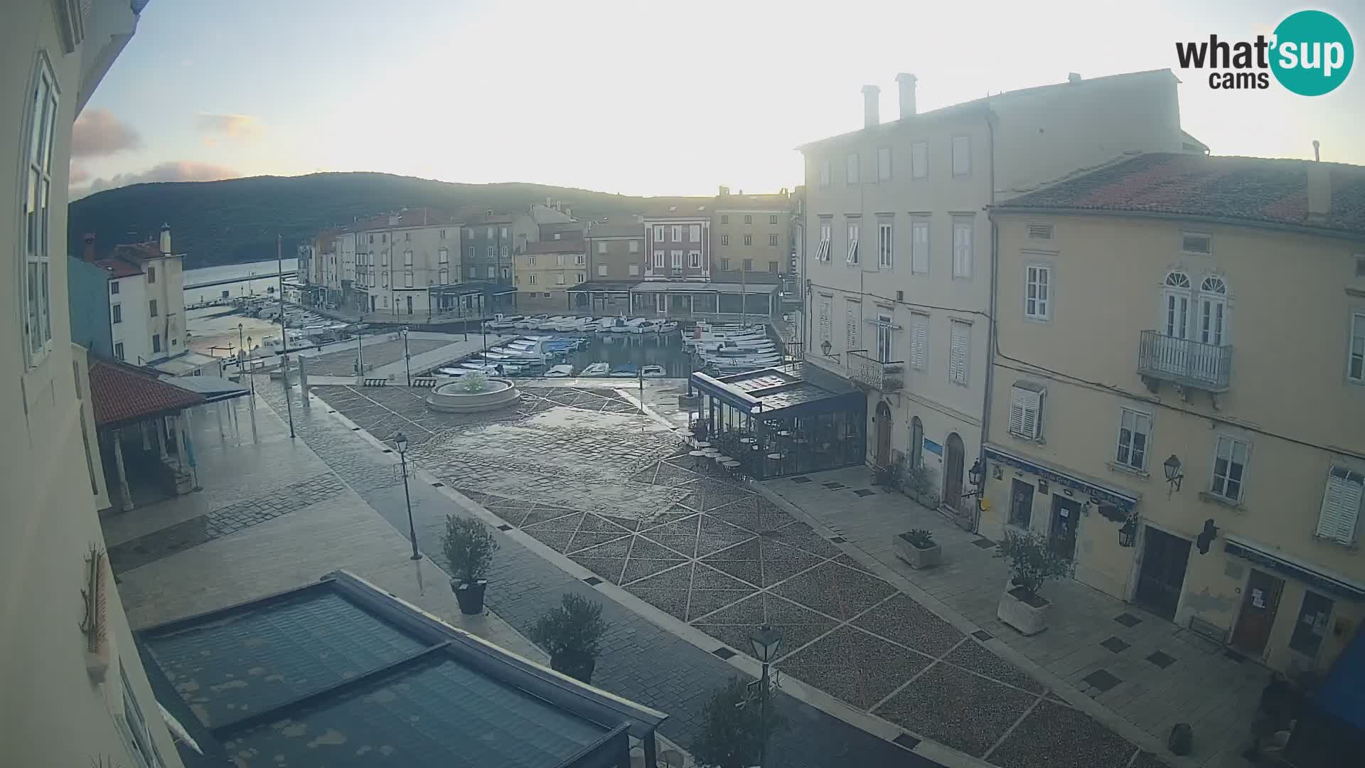 Cámara en vivo ciudad de Cres – plaza principal y “mandrač” – isla de Cres – Croacia