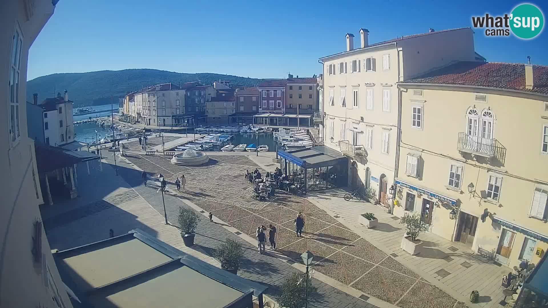 V ŽIVO spletna kamera Cres mesto – glavni trg in “mandrač” – otok Cres – Hrvaška