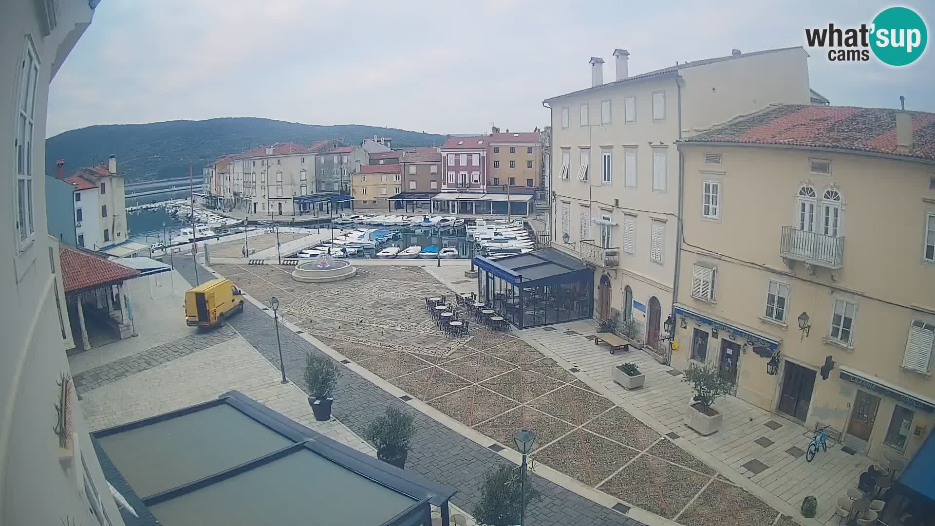 V ŽIVO spletna kamera Cres mesto – glavni trg in “mandrač” – otok Cres – Hrvaška