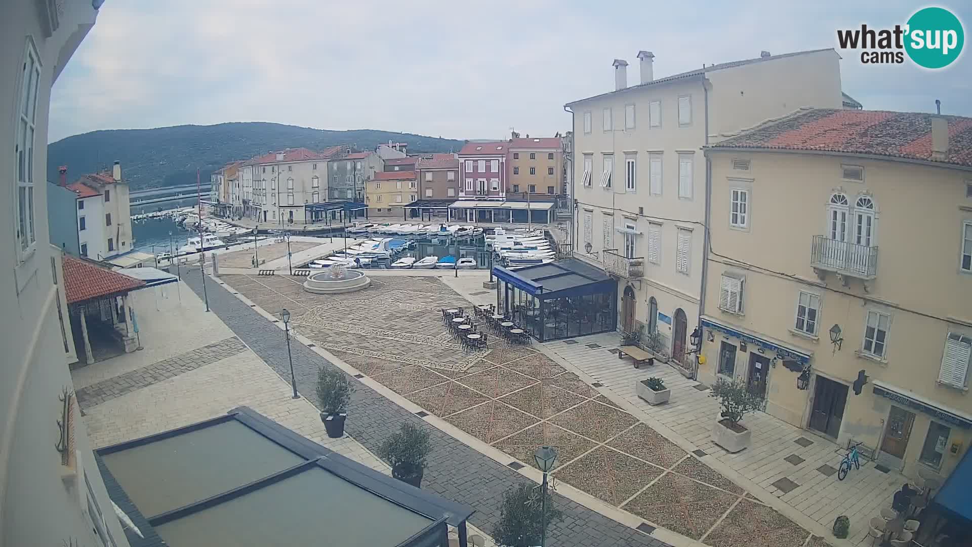 Web kamera Grad Cres – glavni trg i “mandrač” – otok Cres