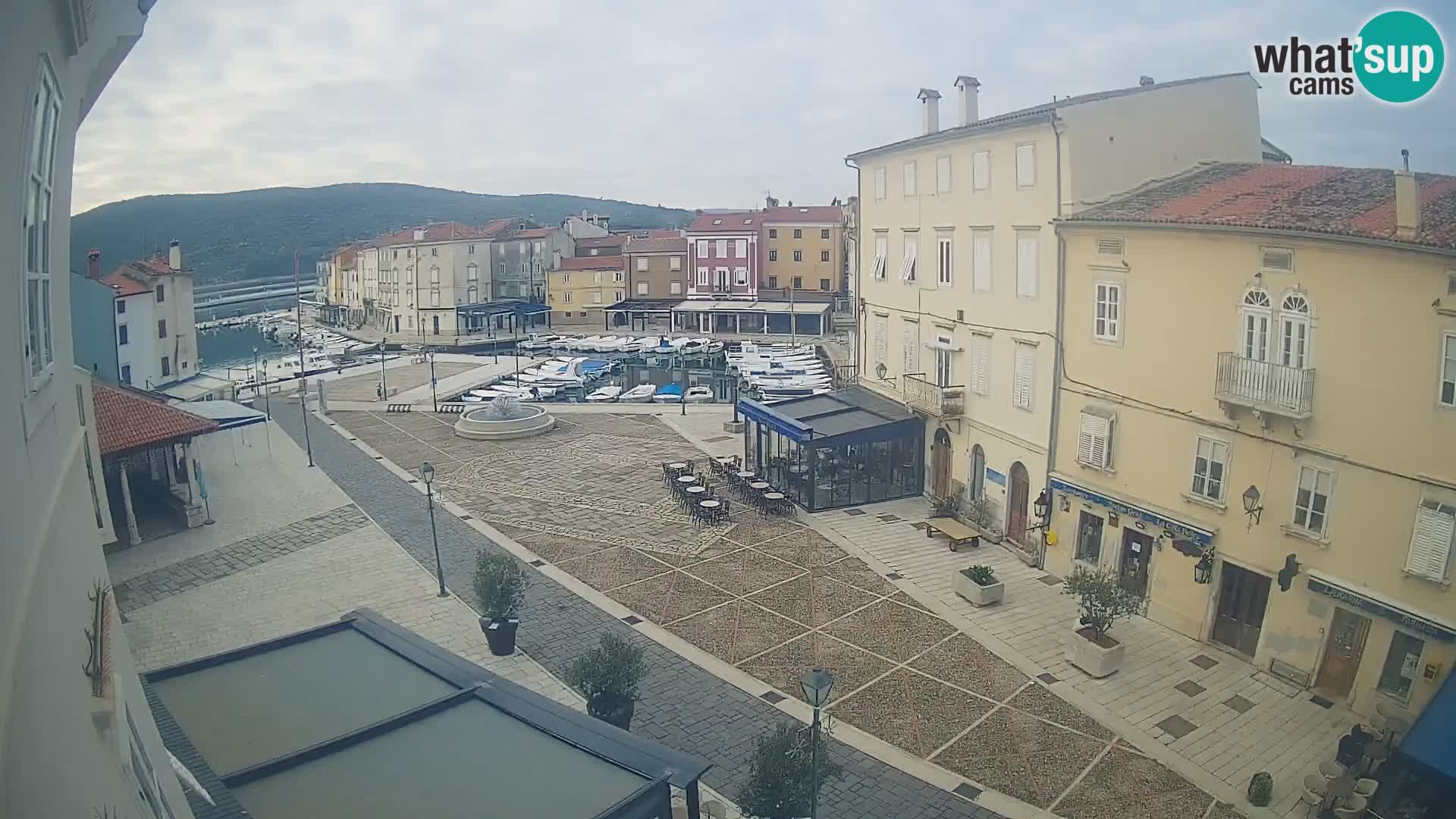 Web kamera Grad Cres – glavni trg i “mandrač” – otok Cres