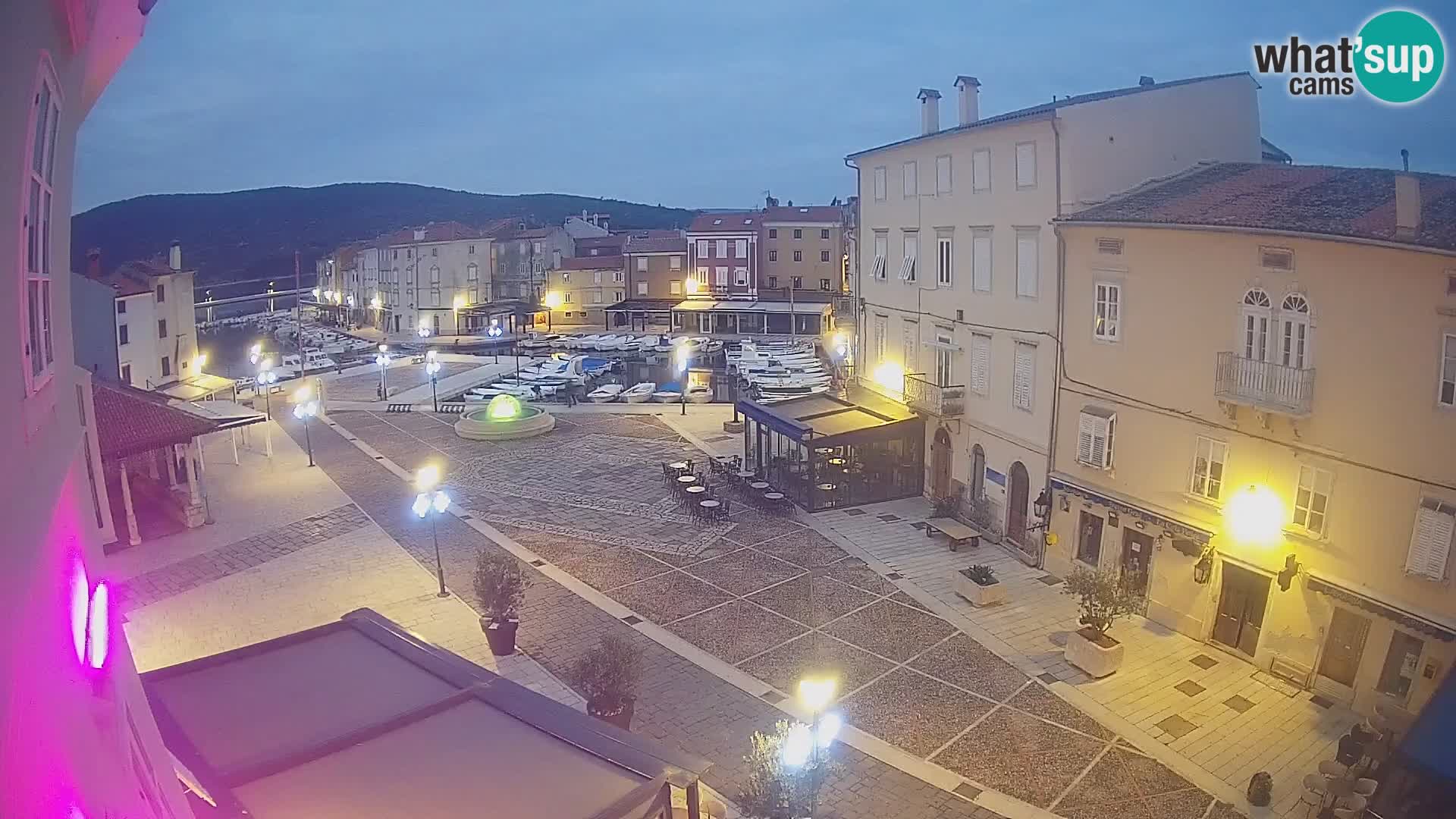 Cámara en vivo ciudad de Cres – plaza principal y “mandrač” – isla de Cres – Croacia