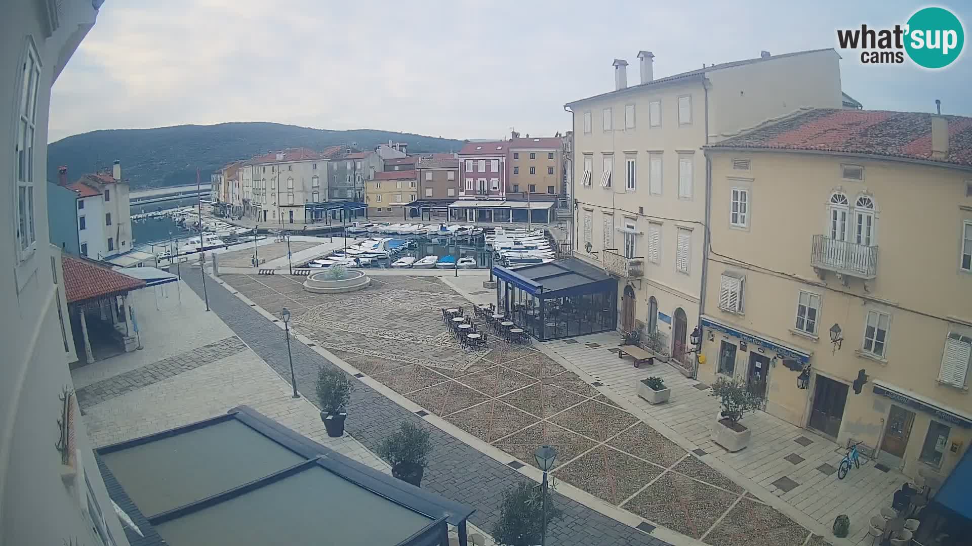 Cámara en vivo ciudad de Cres – plaza principal y “mandrač” – isla de Cres – Croacia