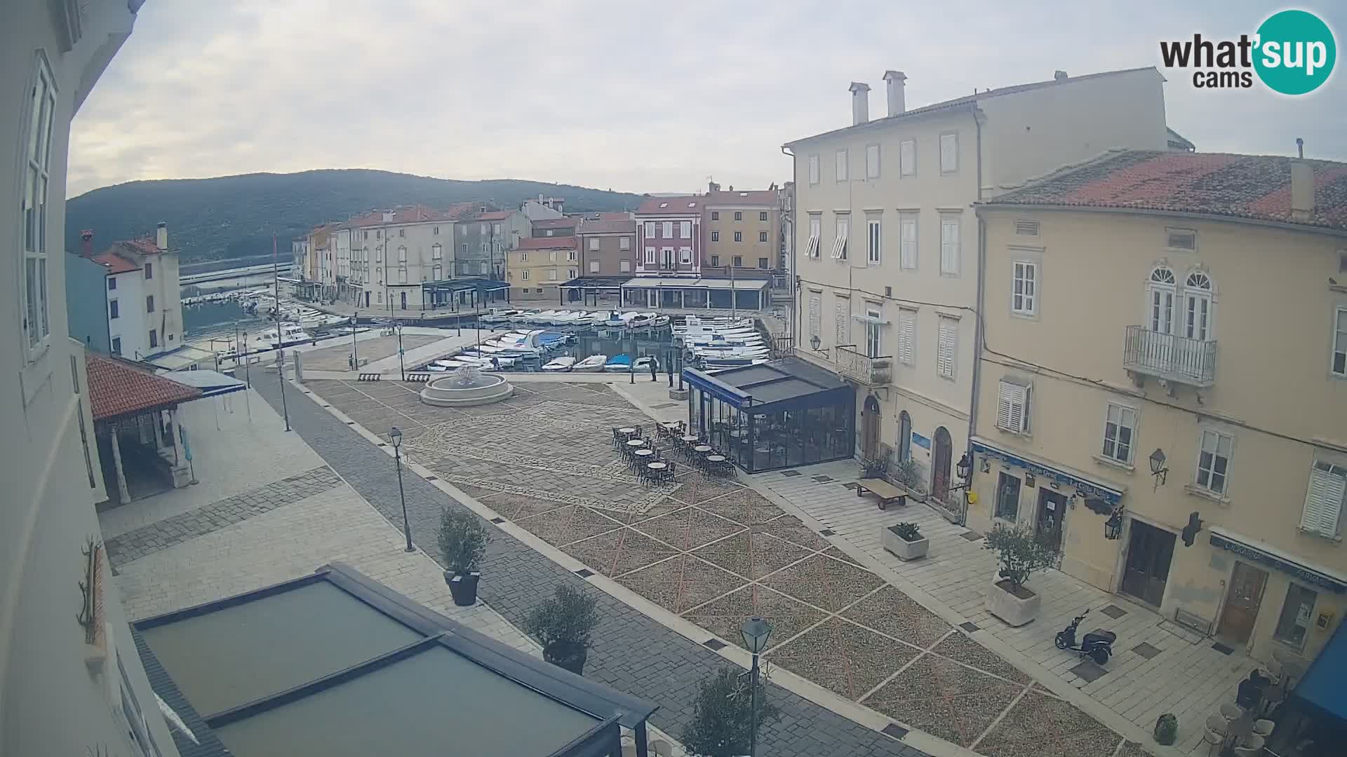 Web kamera Grad Cres – glavni trg i “mandrač” – otok Cres