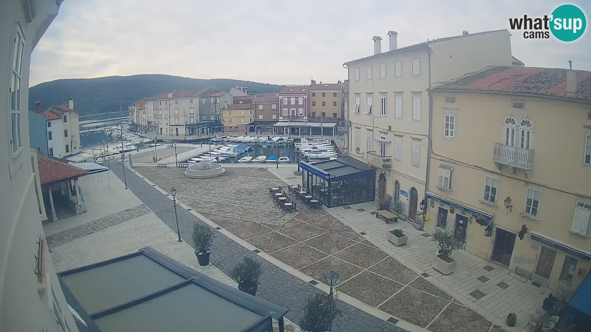 Web kamera Grad Cres – glavni trg i “mandrač” – otok Cres