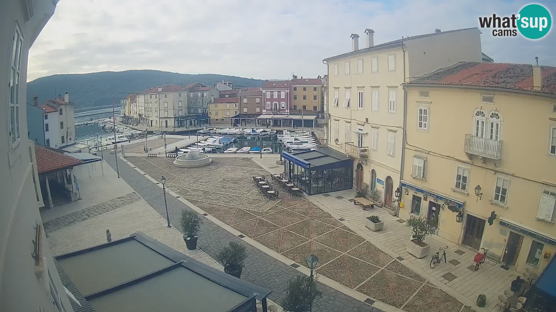 Web kamera Grad Cres – glavni trg i “mandrač” – otok Cres