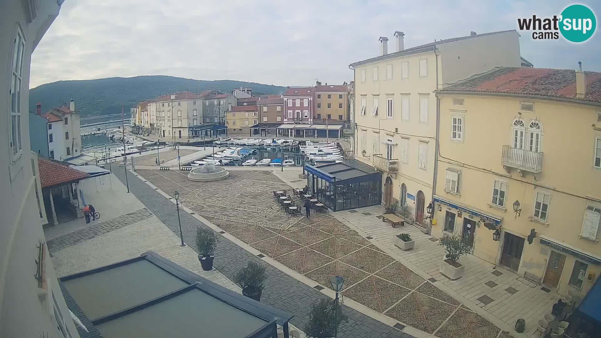 Cámara en vivo ciudad de Cres – plaza principal y “mandrač” – isla de Cres – Croacia