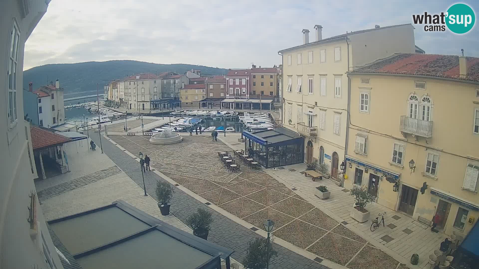 Web kamera Grad Cres – glavni trg i “mandrač” – otok Cres