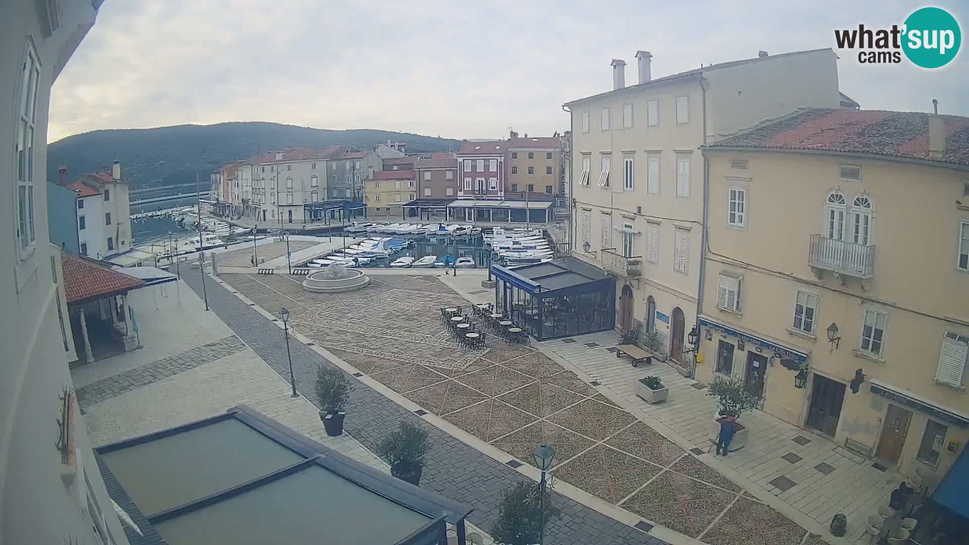 V ŽIVO spletna kamera Cres mesto – glavni trg in “mandrač” – otok Cres – Hrvaška