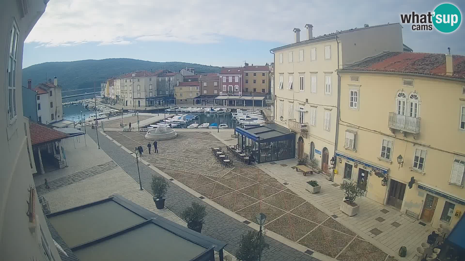 Web kamera Grad Cres – glavni trg i “mandrač” – otok Cres