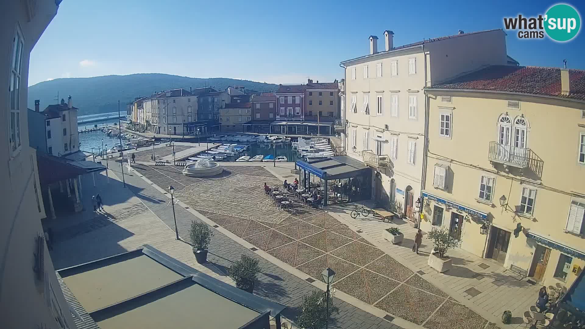 V ŽIVO spletna kamera Cres mesto – glavni trg in “mandrač” – otok Cres – Hrvaška