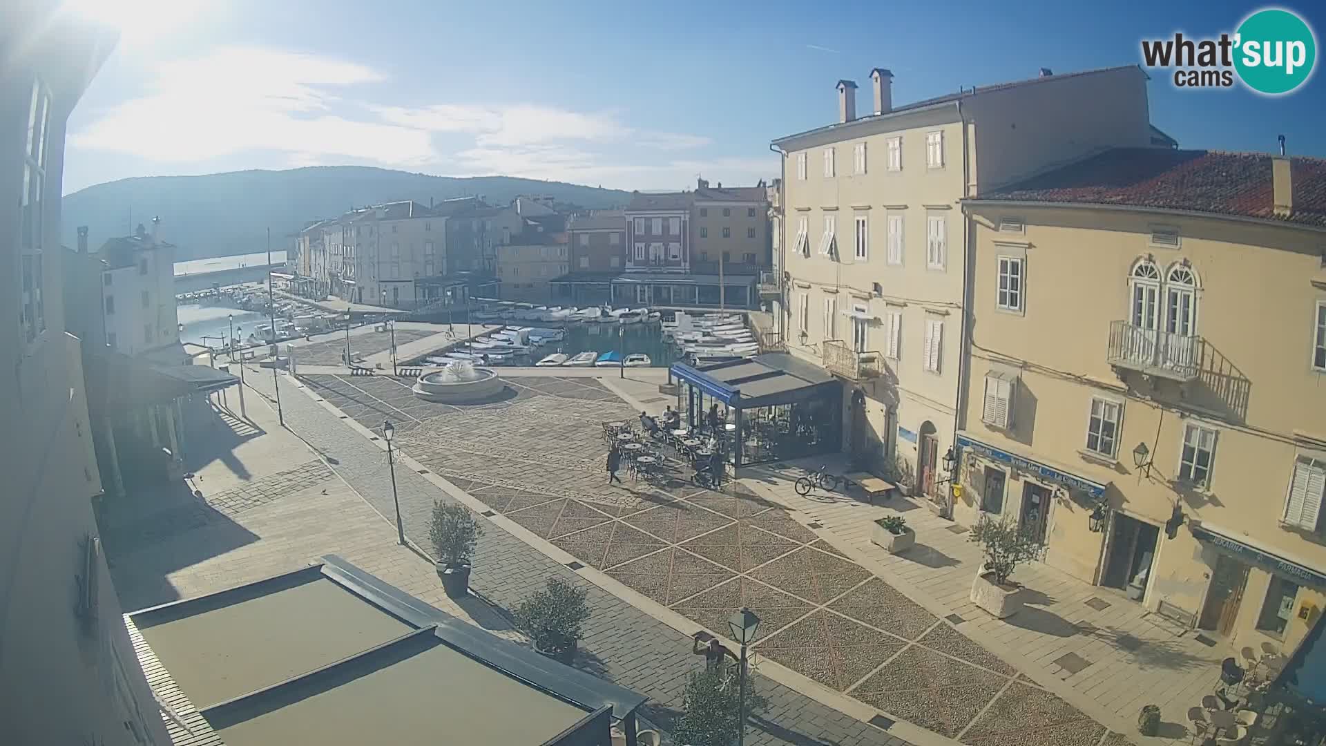 V ŽIVO spletna kamera Cres mesto – glavni trg in “mandrač” – otok Cres – Hrvaška