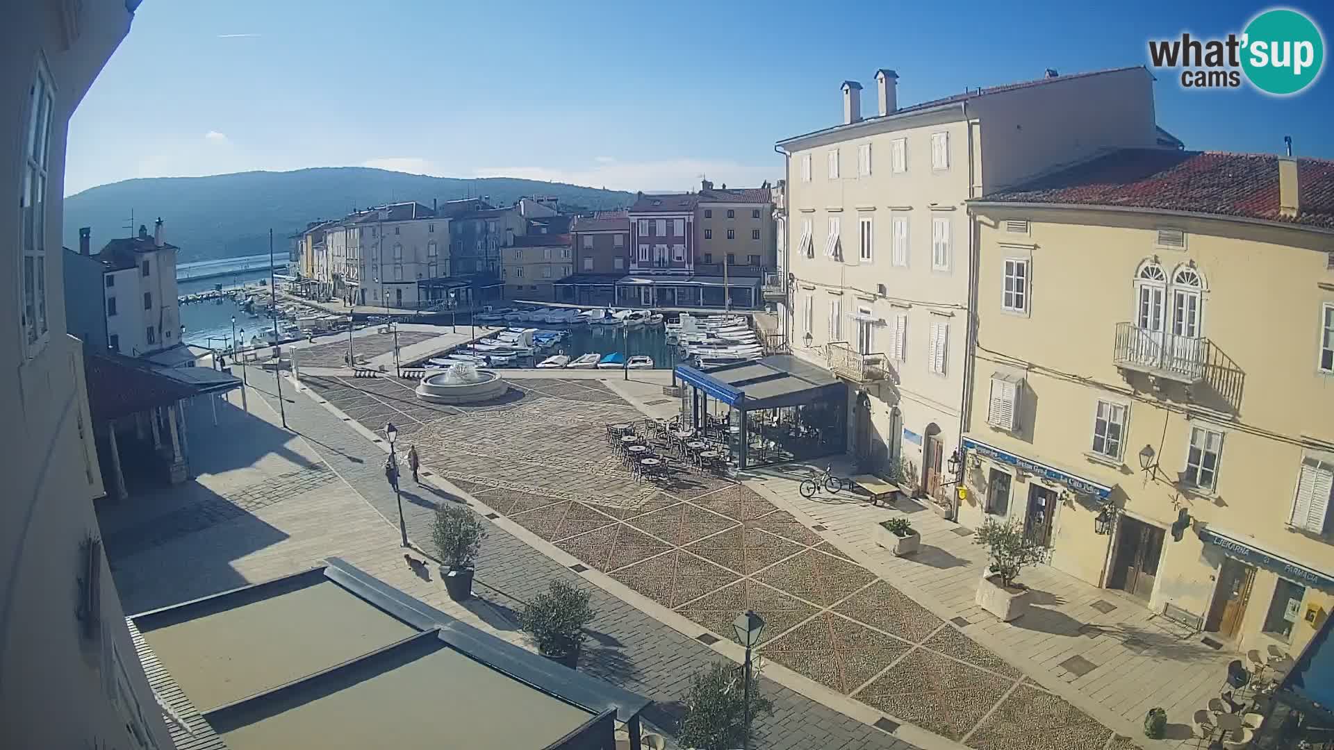 V ŽIVO spletna kamera Cres mesto – glavni trg in “mandrač” – otok Cres – Hrvaška