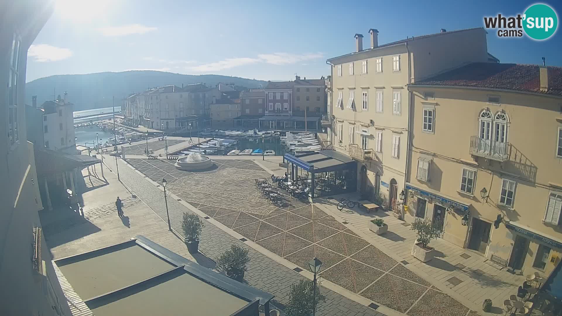 V ŽIVO spletna kamera Cres mesto – glavni trg in “mandrač” – otok Cres – Hrvaška