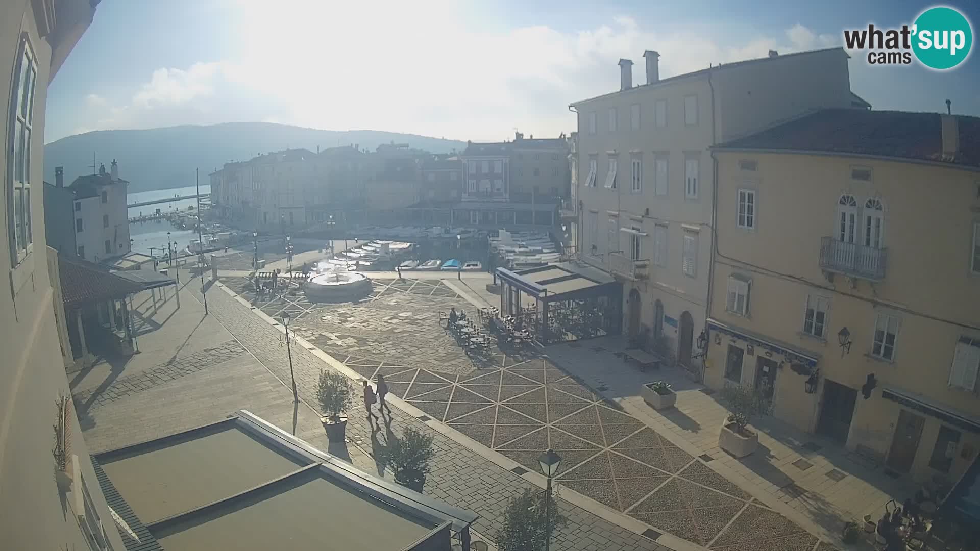 LIVE cam Cres città – piazza principale e “mandrač” – isola di Cherso – Croazia