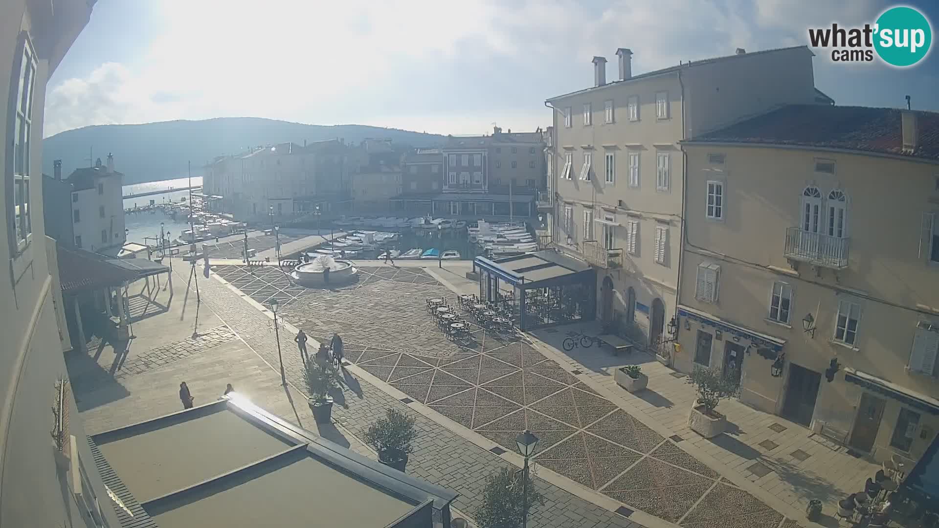 LIVE cam Cres città – piazza principale e “mandrač” – isola di Cherso – Croazia