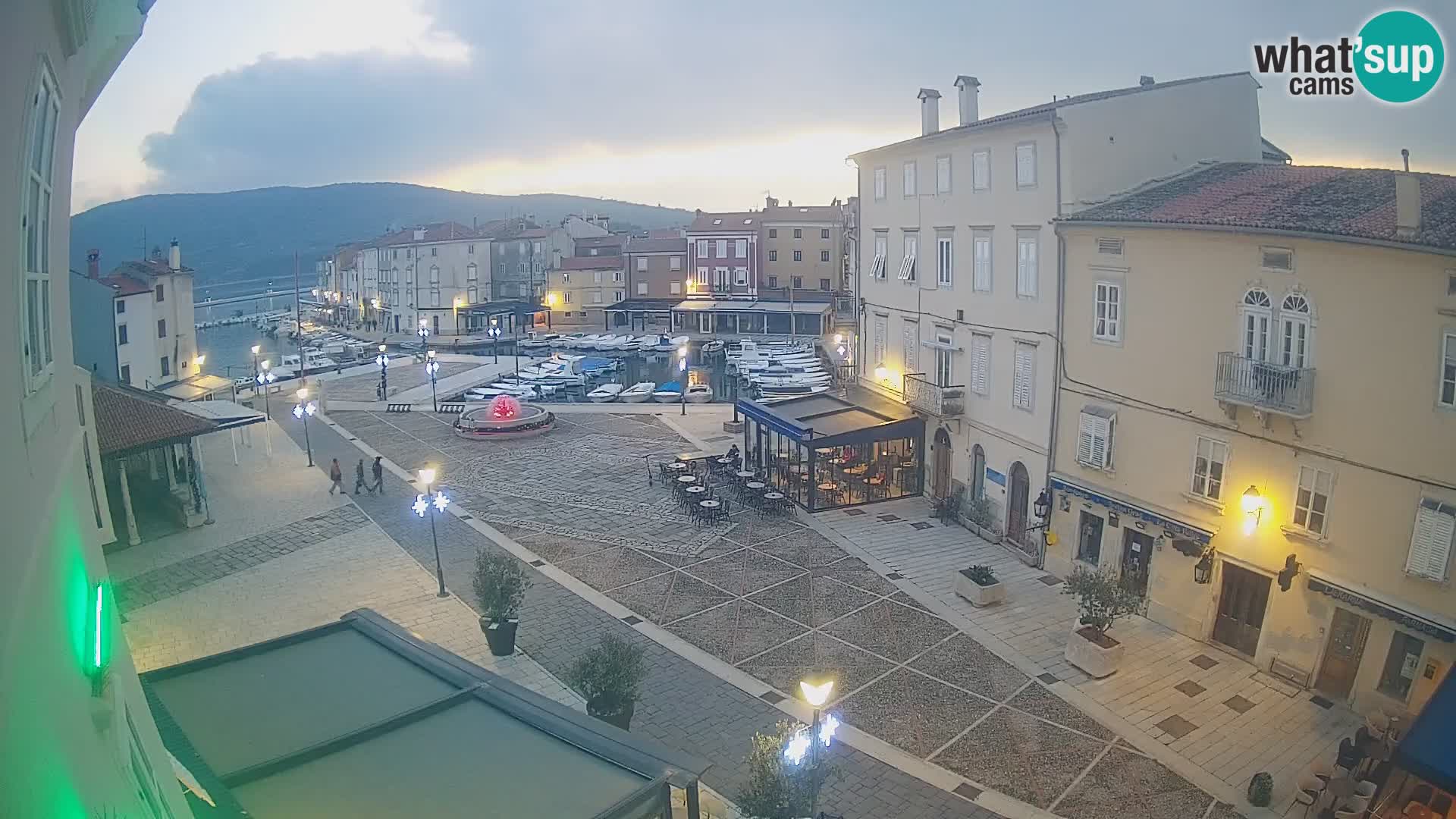 LIVE cam Cres città – piazza principale e “mandrač” – isola di Cherso – Croazia