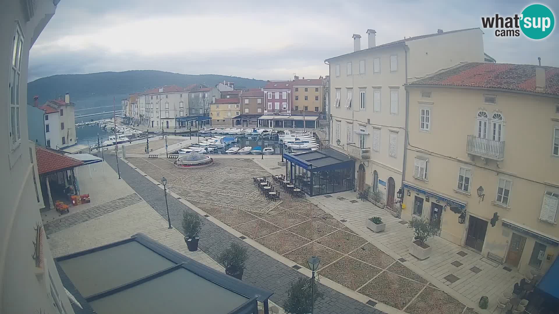 Web kamera Grad Cres – glavni trg i “mandrač” – otok Cres