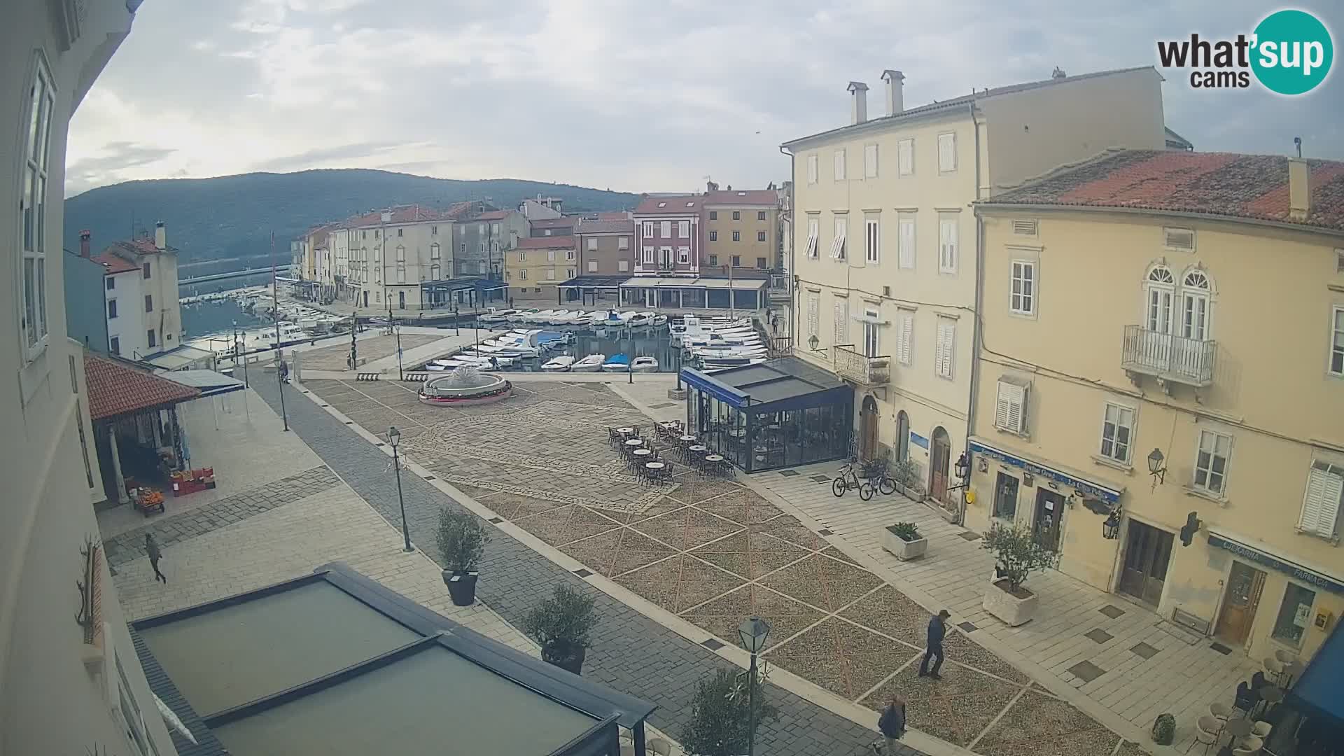 LIVE cam Cres città – piazza principale e “mandrač” – isola di Cherso – Croazia