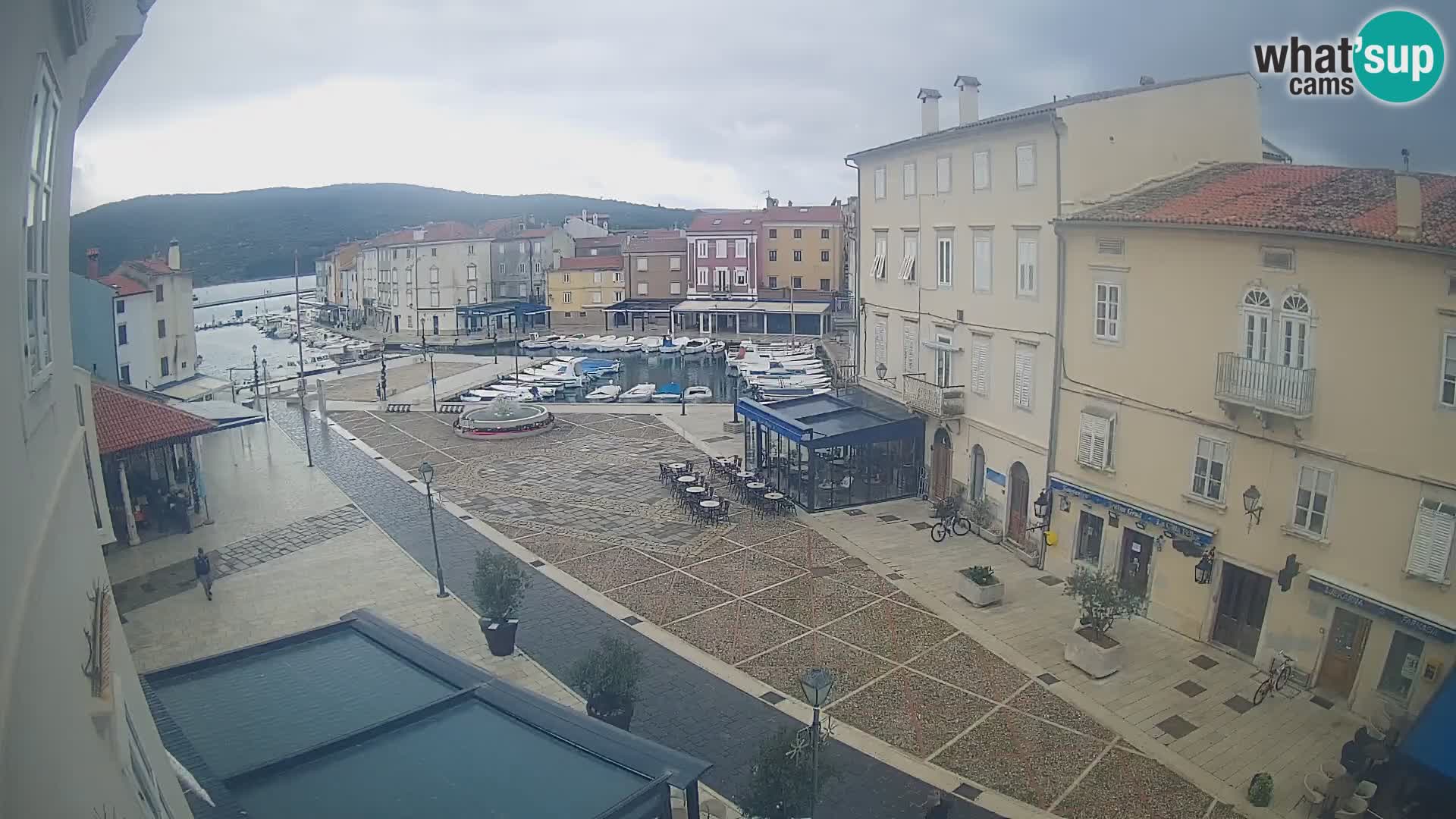 Cámara en vivo ciudad de Cres – plaza principal y “mandrač” – isla de Cres – Croacia