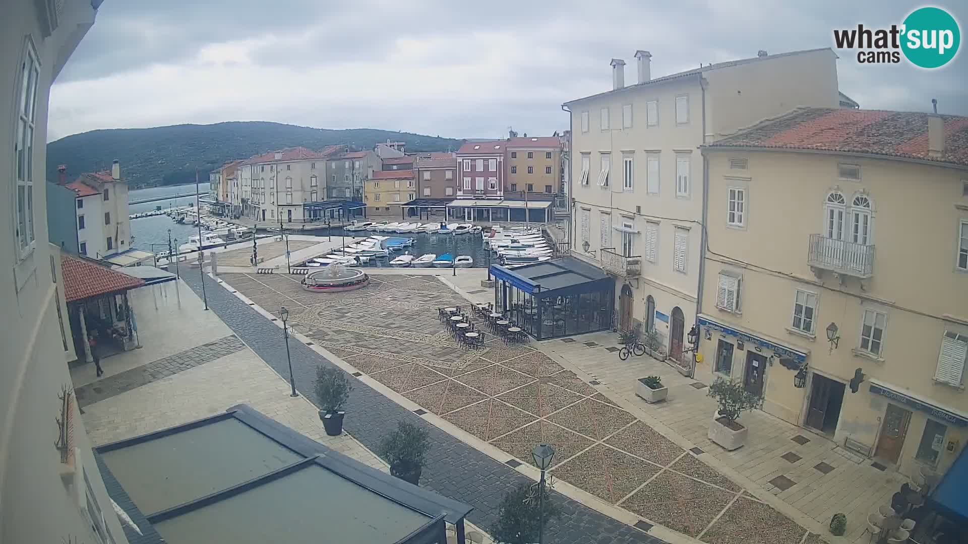 Web kamera Grad Cres – glavni trg i “mandrač” – otok Cres