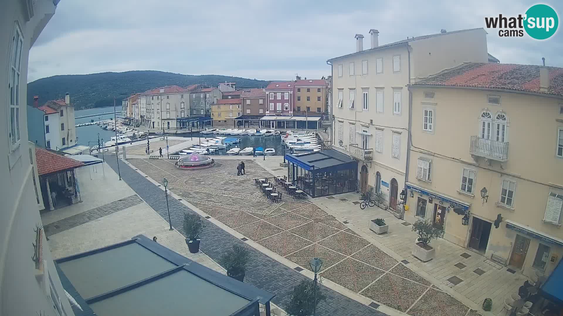 Cámara en vivo ciudad de Cres – plaza principal y “mandrač” – isla de Cres – Croacia