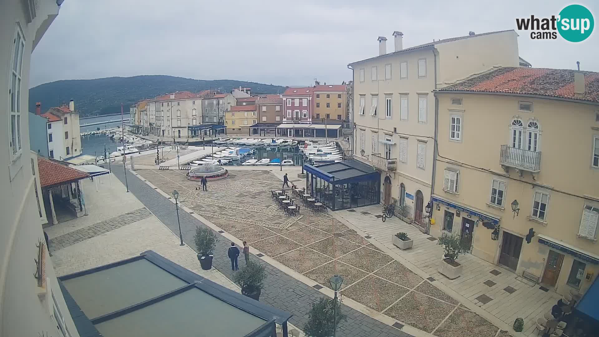 Web kamera Grad Cres – glavni trg i “mandrač” – otok Cres