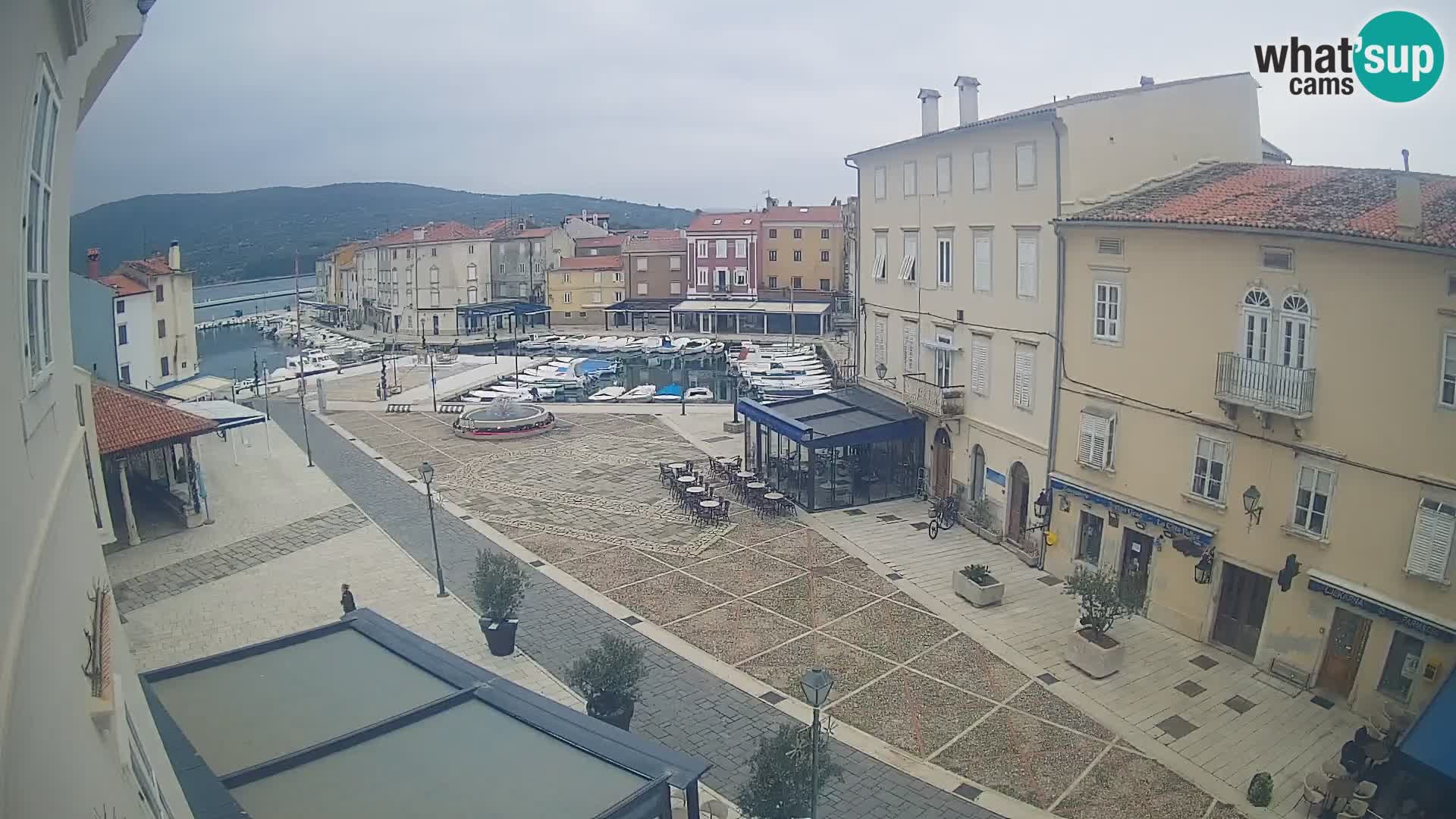 Cámara en vivo ciudad de Cres – plaza principal y “mandrač” – isla de Cres – Croacia