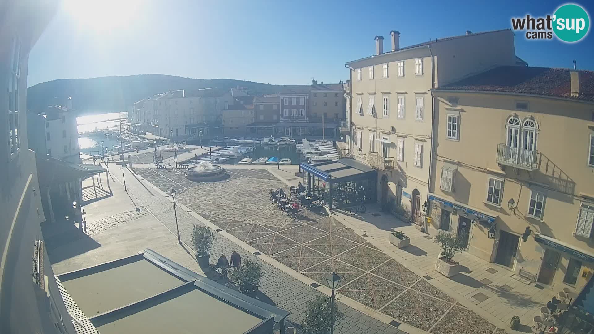 V ŽIVO spletna kamera Cres mesto – glavni trg in “mandrač” – otok Cres – Hrvaška