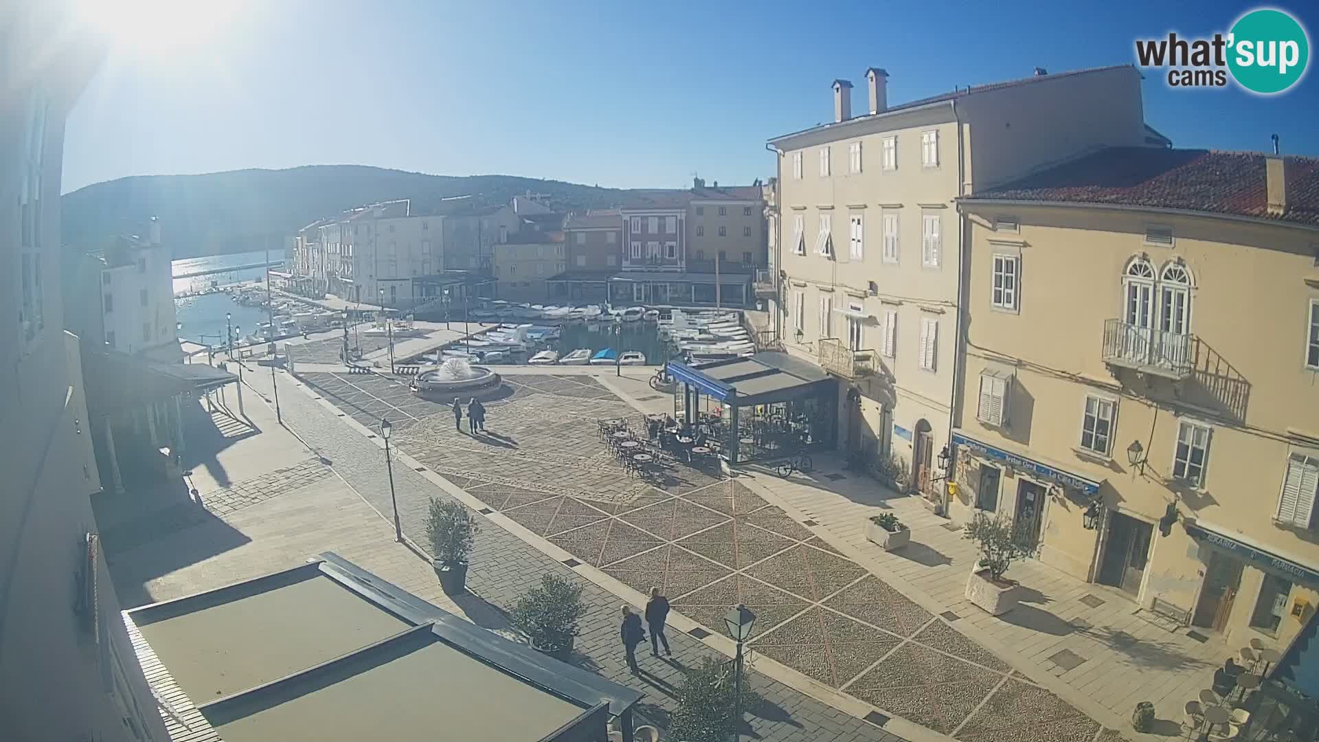 Cámara en vivo ciudad de Cres – plaza principal y “mandrač” – isla de Cres – Croacia