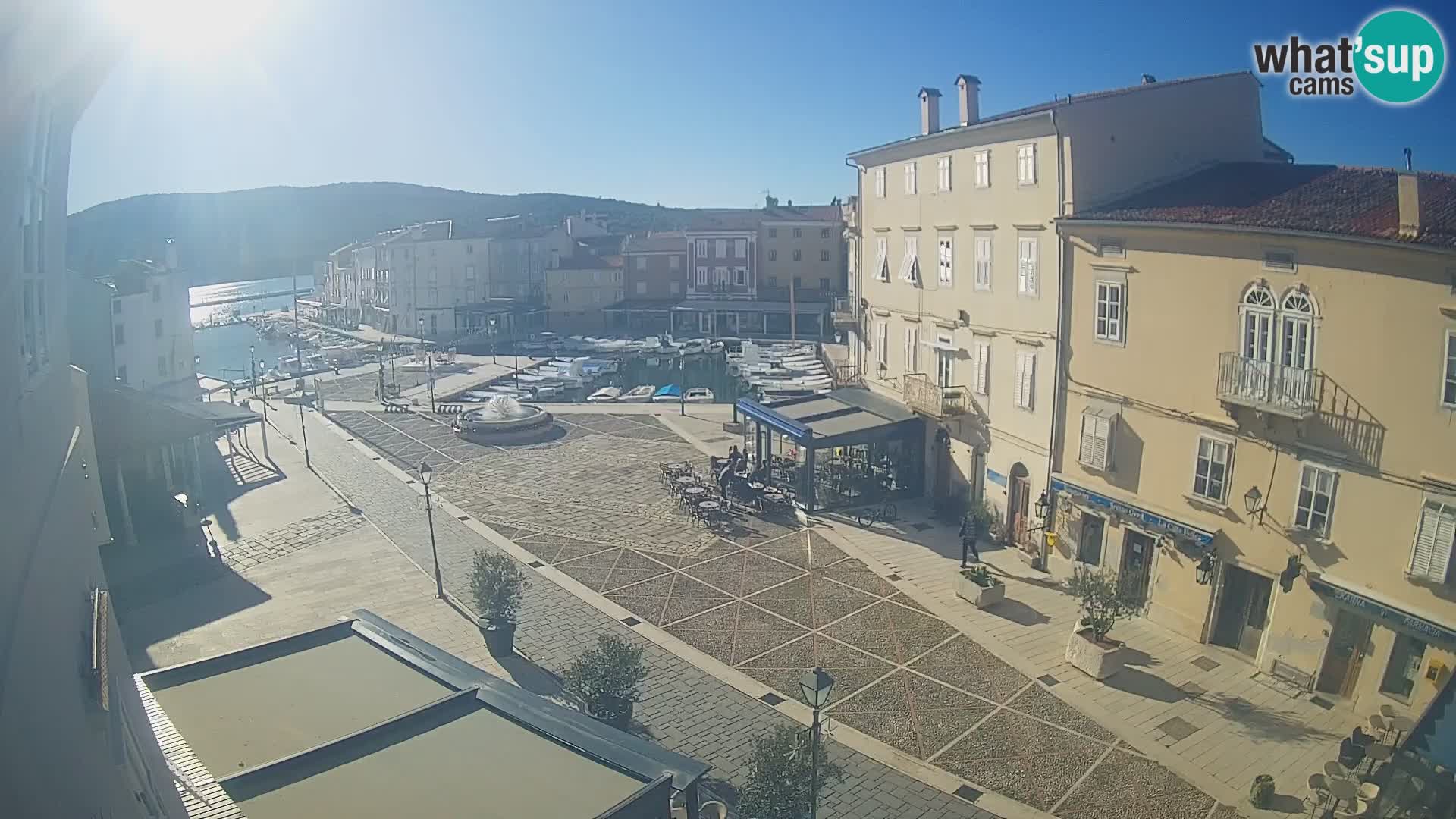 V ŽIVO spletna kamera Cres mesto – glavni trg in “mandrač” – otok Cres – Hrvaška