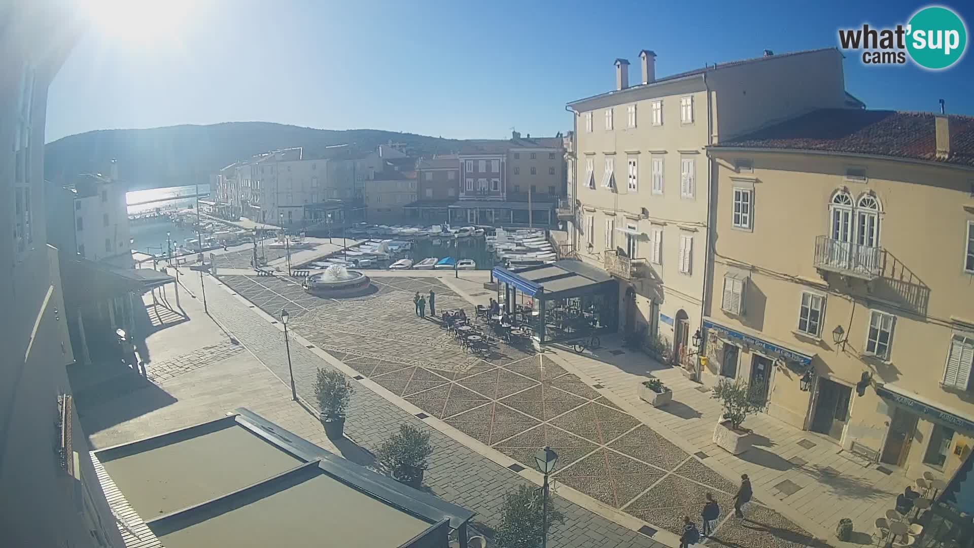 V ŽIVO spletna kamera Cres mesto – glavni trg in “mandrač” – otok Cres – Hrvaška