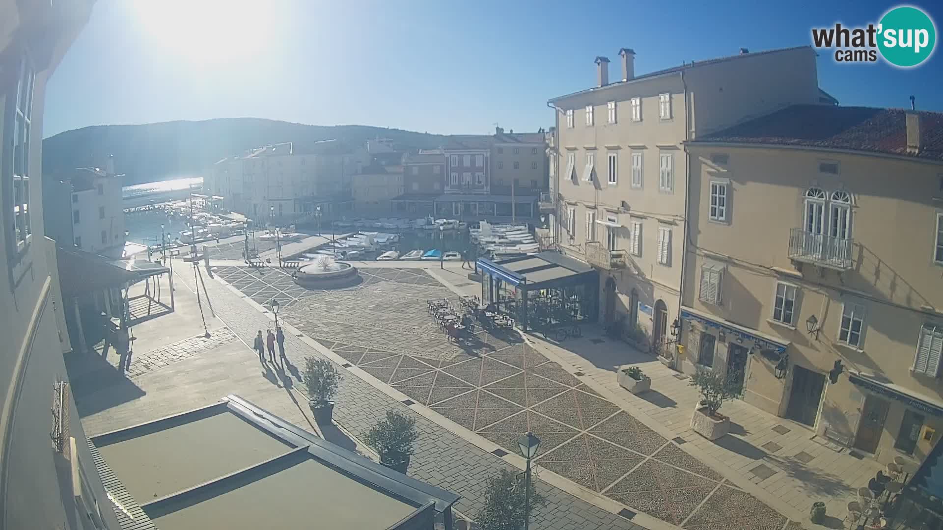 V ŽIVO spletna kamera Cres mesto – glavni trg in “mandrač” – otok Cres – Hrvaška