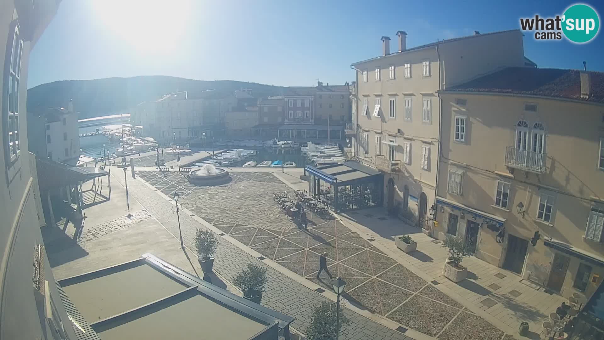 V ŽIVO spletna kamera Cres mesto – glavni trg in “mandrač” – otok Cres – Hrvaška