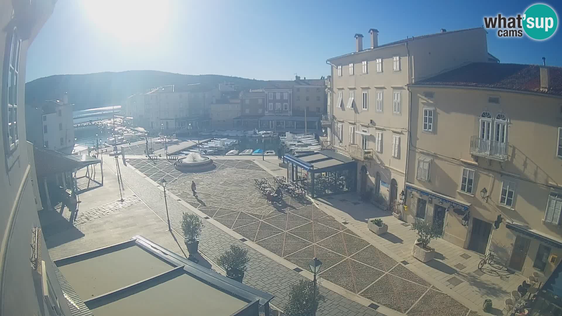 V ŽIVO spletna kamera Cres mesto – glavni trg in “mandrač” – otok Cres – Hrvaška