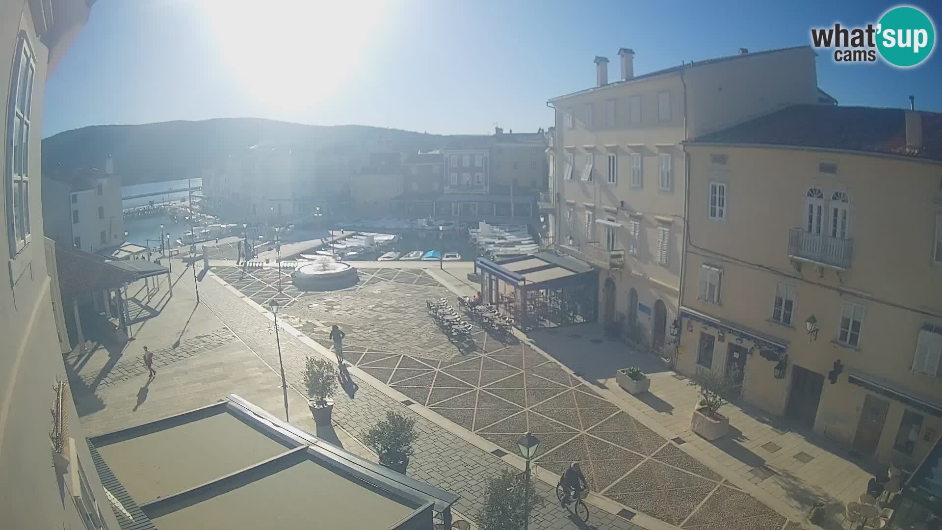 Cámara en vivo ciudad de Cres – plaza principal y “mandrač” – isla de Cres – Croacia